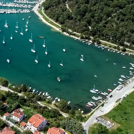 With Parking Space Banjole, - 17097 Lägenhet